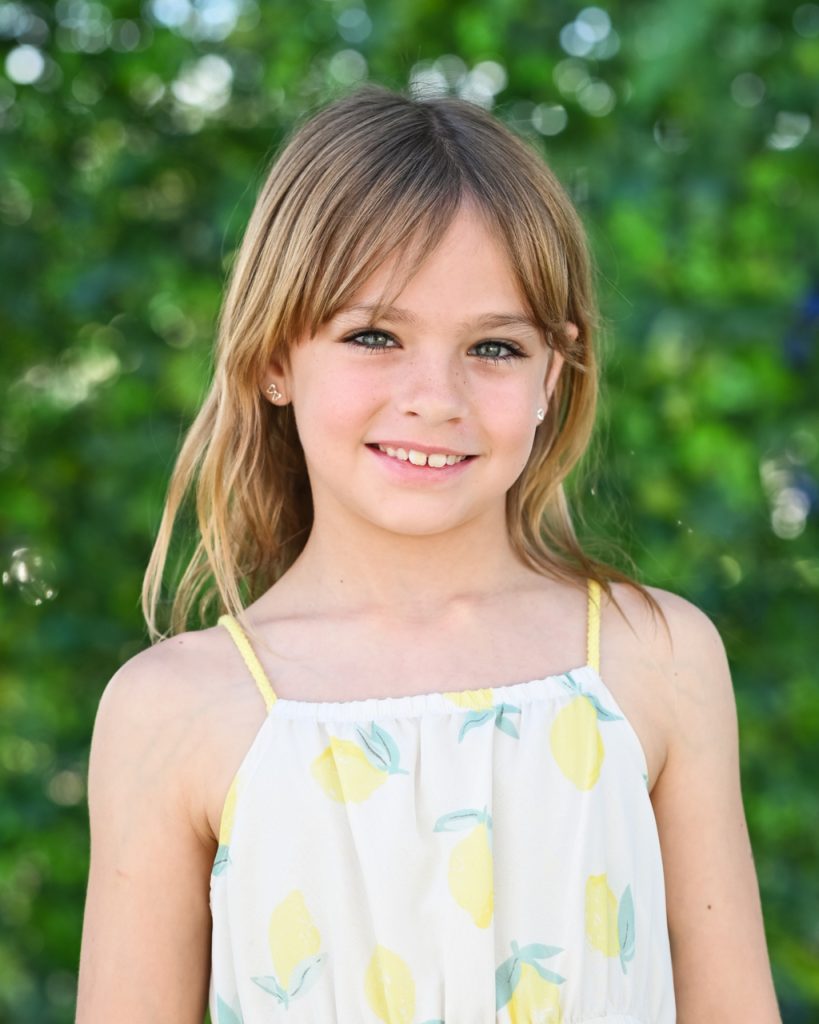 A girl in lemon top