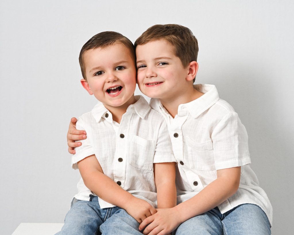2 kids in white shirts